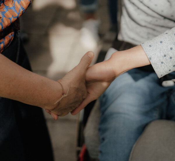 Zwei Menschen reichen sich die Hand