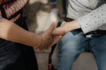 Zwei Menschen reichen sich die Hand