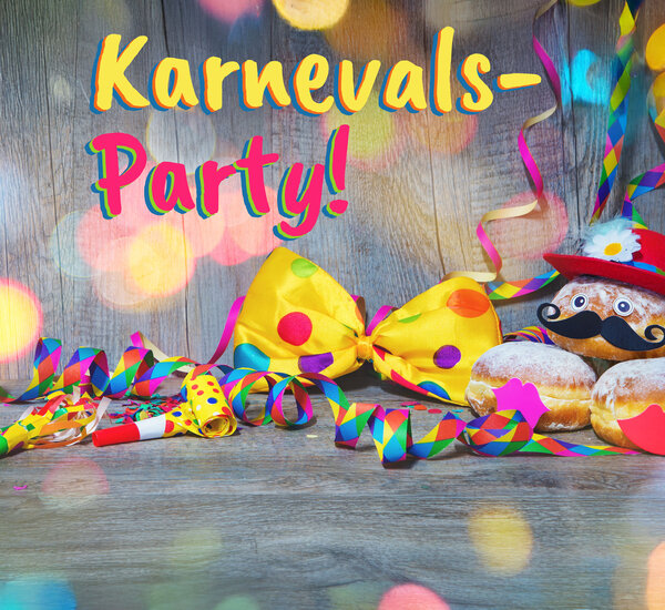 Karnevalsparty! mit Luftschlangen Clownsfliege bunter Deko und und Farben