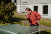 Ein Mann spielt Tischtennis