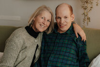 Porträt von Mutter und Sohn auf der Couch